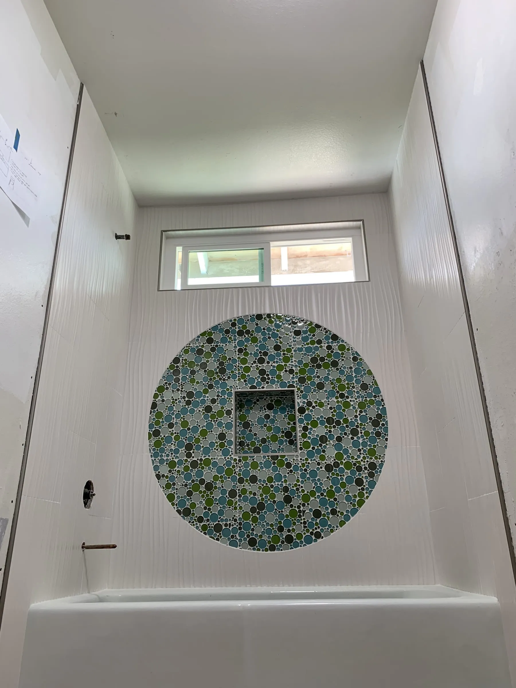 Mosaic medallion bath: Mosaic medallion around the niche