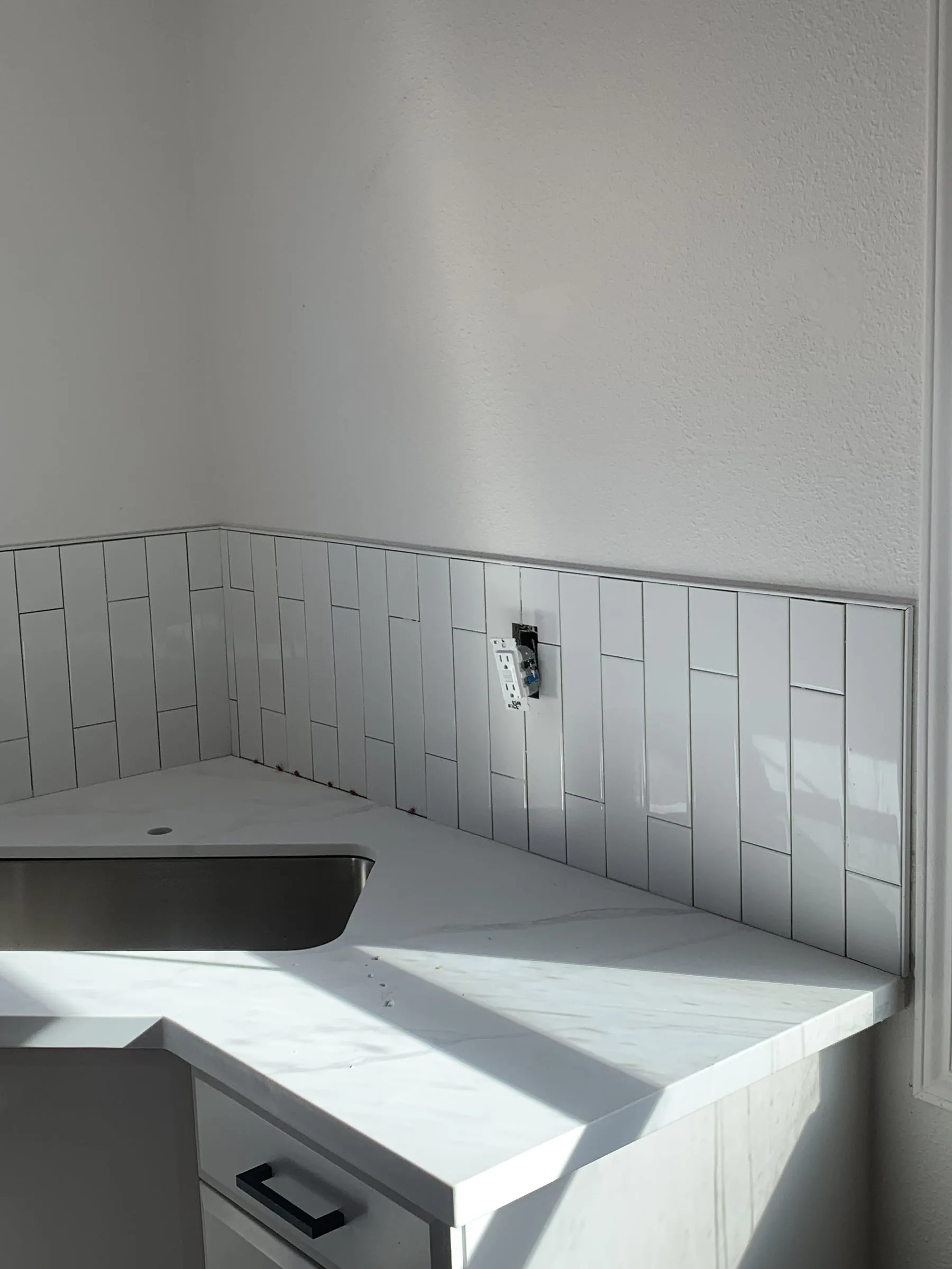 Vertical subway backsplash: Backsplash and counter corner