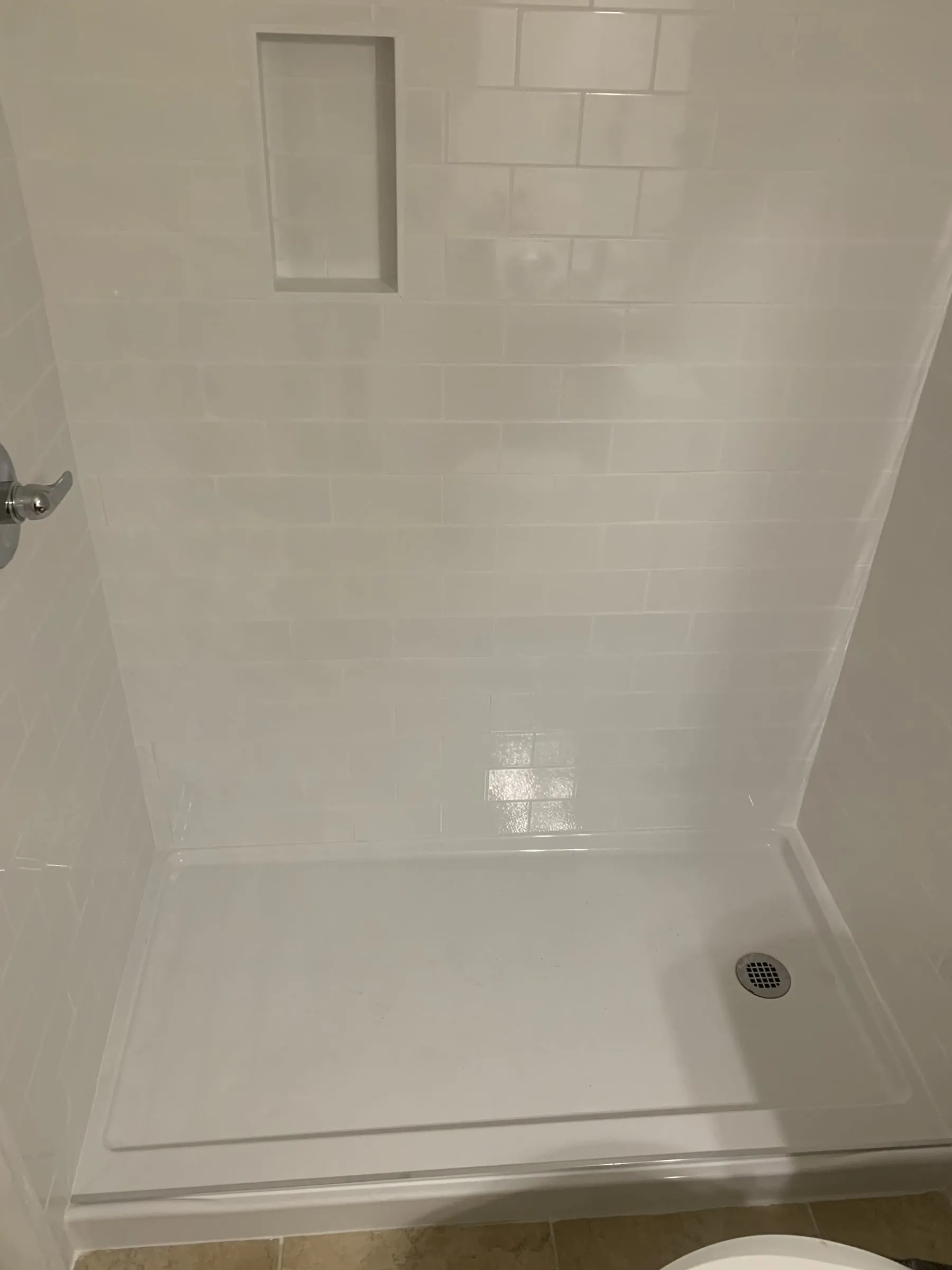 White tile walk-in shower: Recessed niche