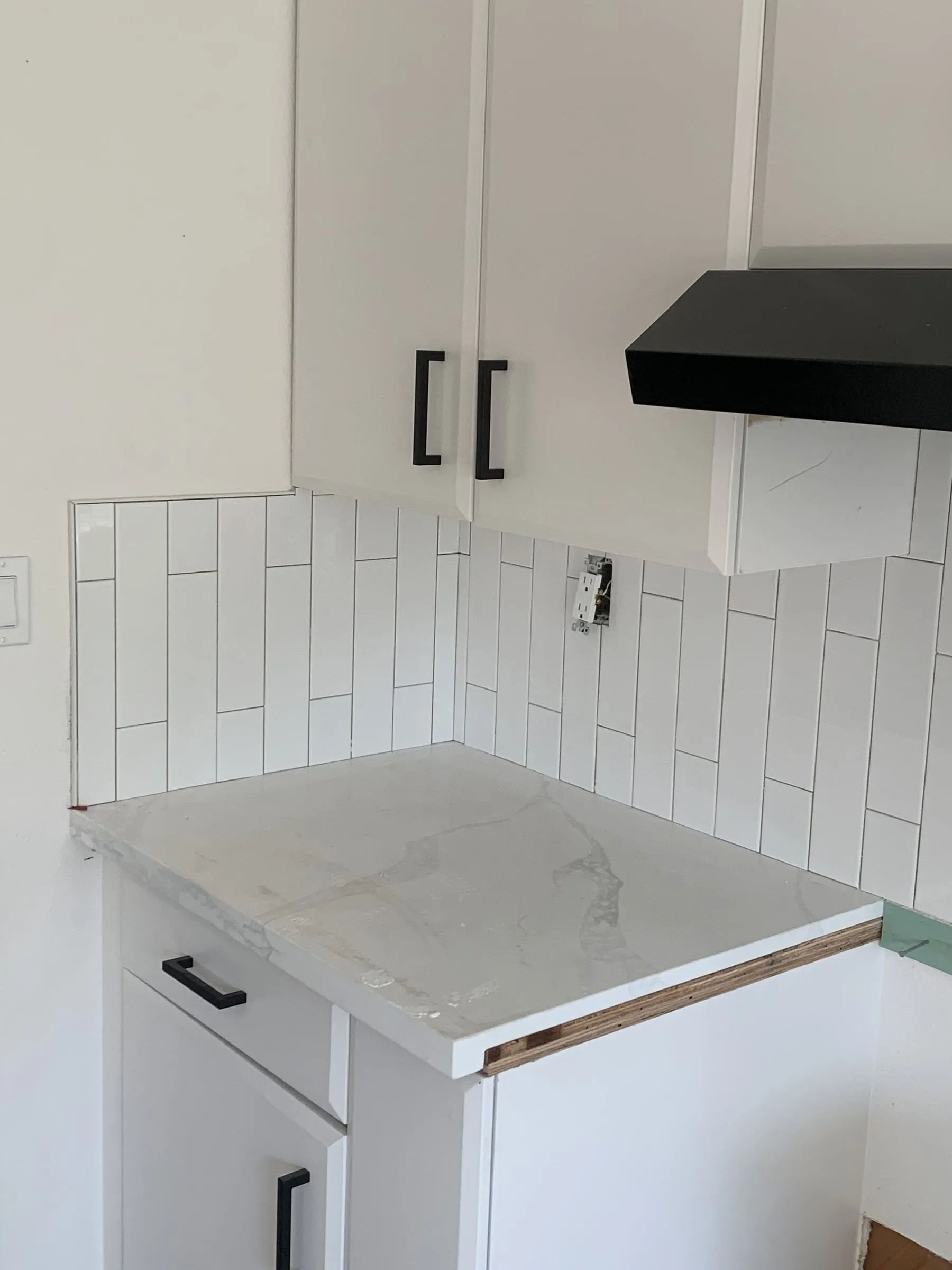 Vertical subway backsplash: Backsplash detail