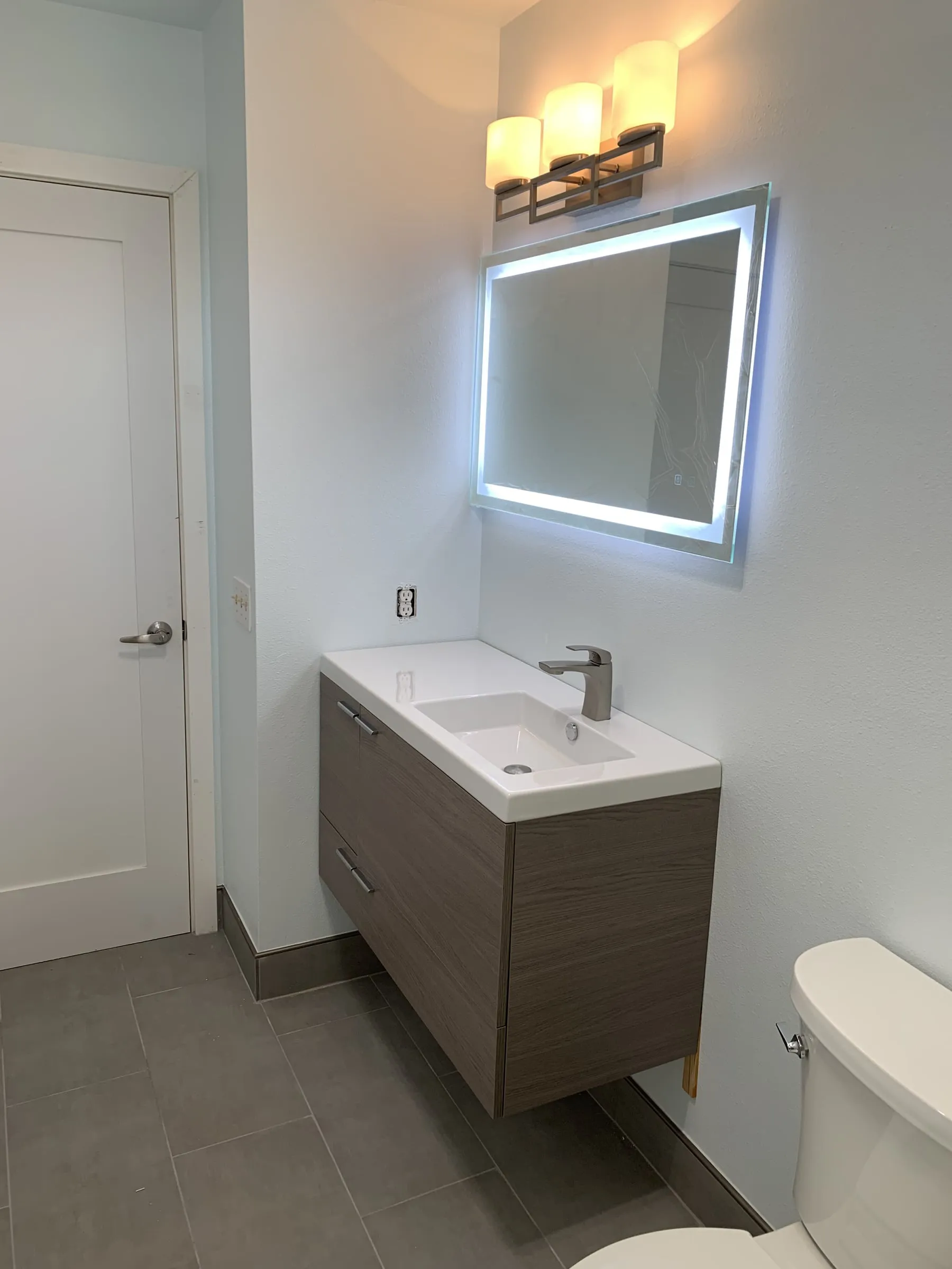 Mosaic medallion bath: Floating vanity and tile floor