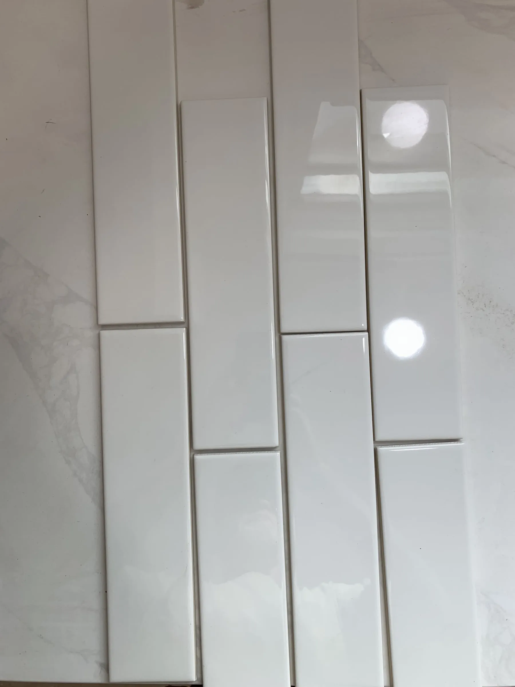 Vertical subway backsplash: Glossy tile up close